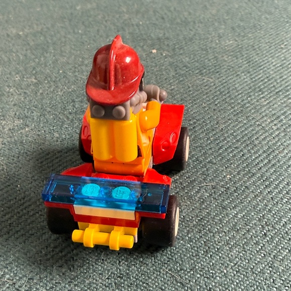 LEGO Emergency Response Vehicles with Two Minifigures - Picture 8 of 10